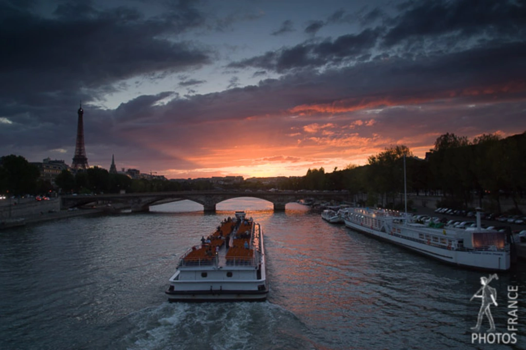 The Best Boat Bars and Riverfront Nightlife in Paris